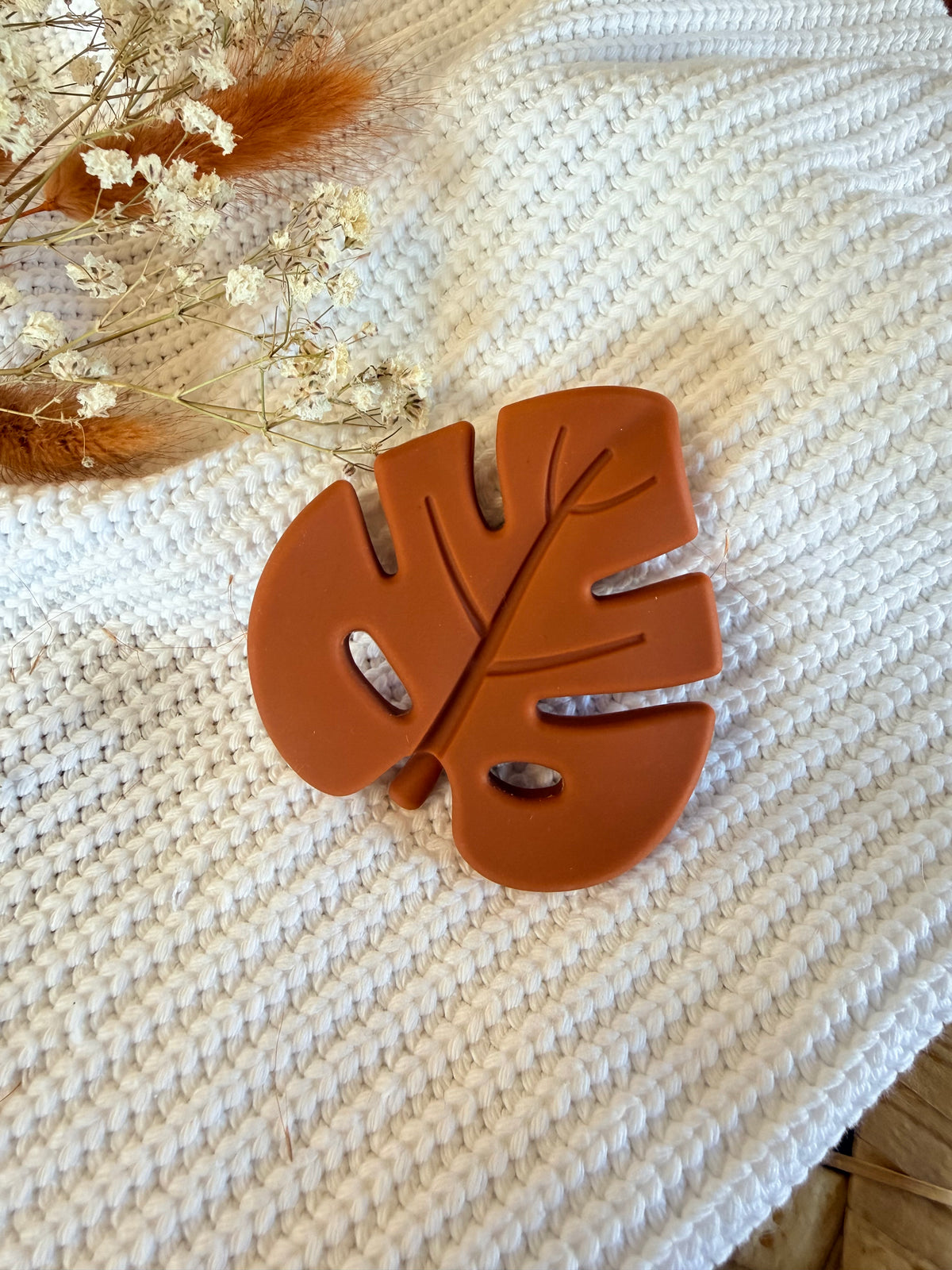 Jouet de dentition feuille terracotta en silicone