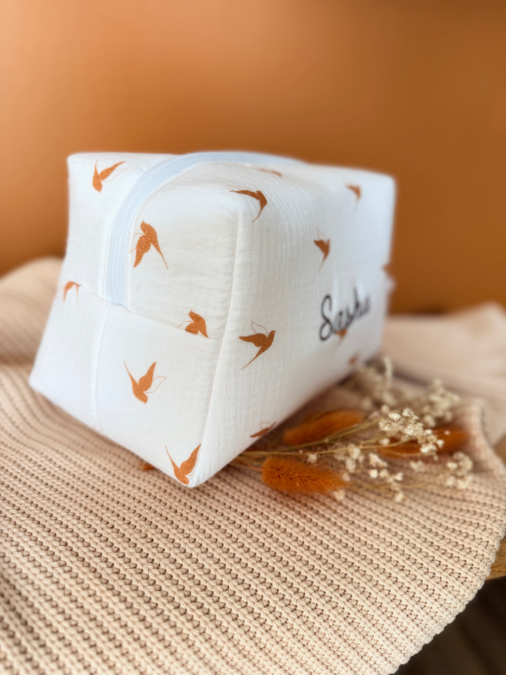 Trousse de toilette bébé en double gaze de coton personnalisable avec prénom brodé