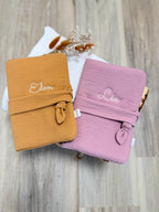 Protège-carnet de santé en double gaze de coton personnalisable avec prénom brodé