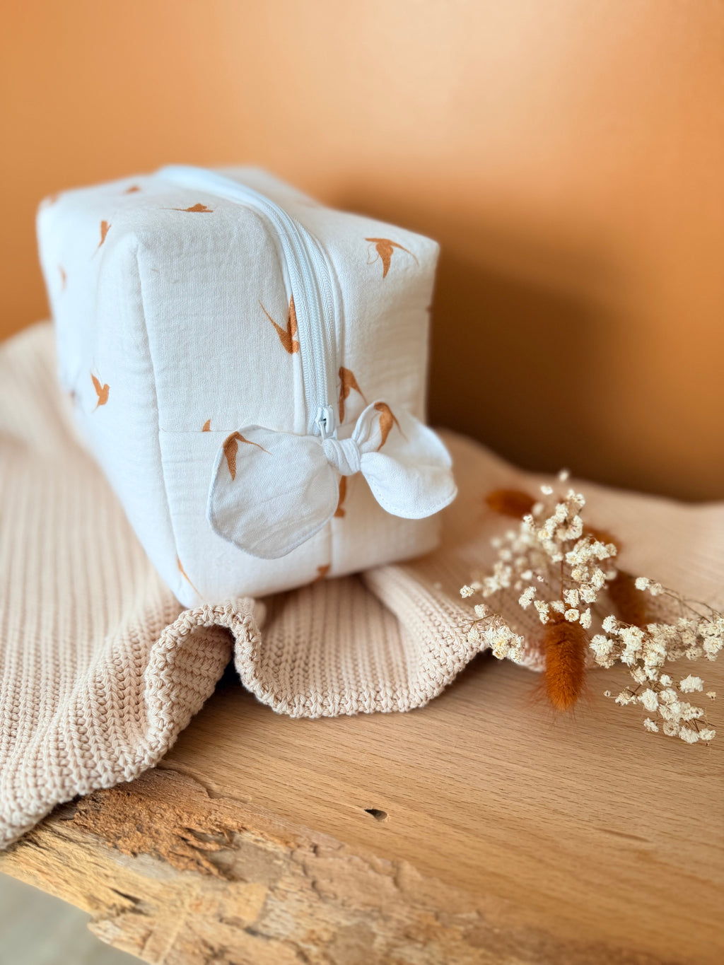 Trousse de toilette bébé en double gaze de coton personnalisable avec prénom brodé