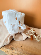 Trousse de toilette bébé en double gaze de coton personnalisable avec prénom brodé