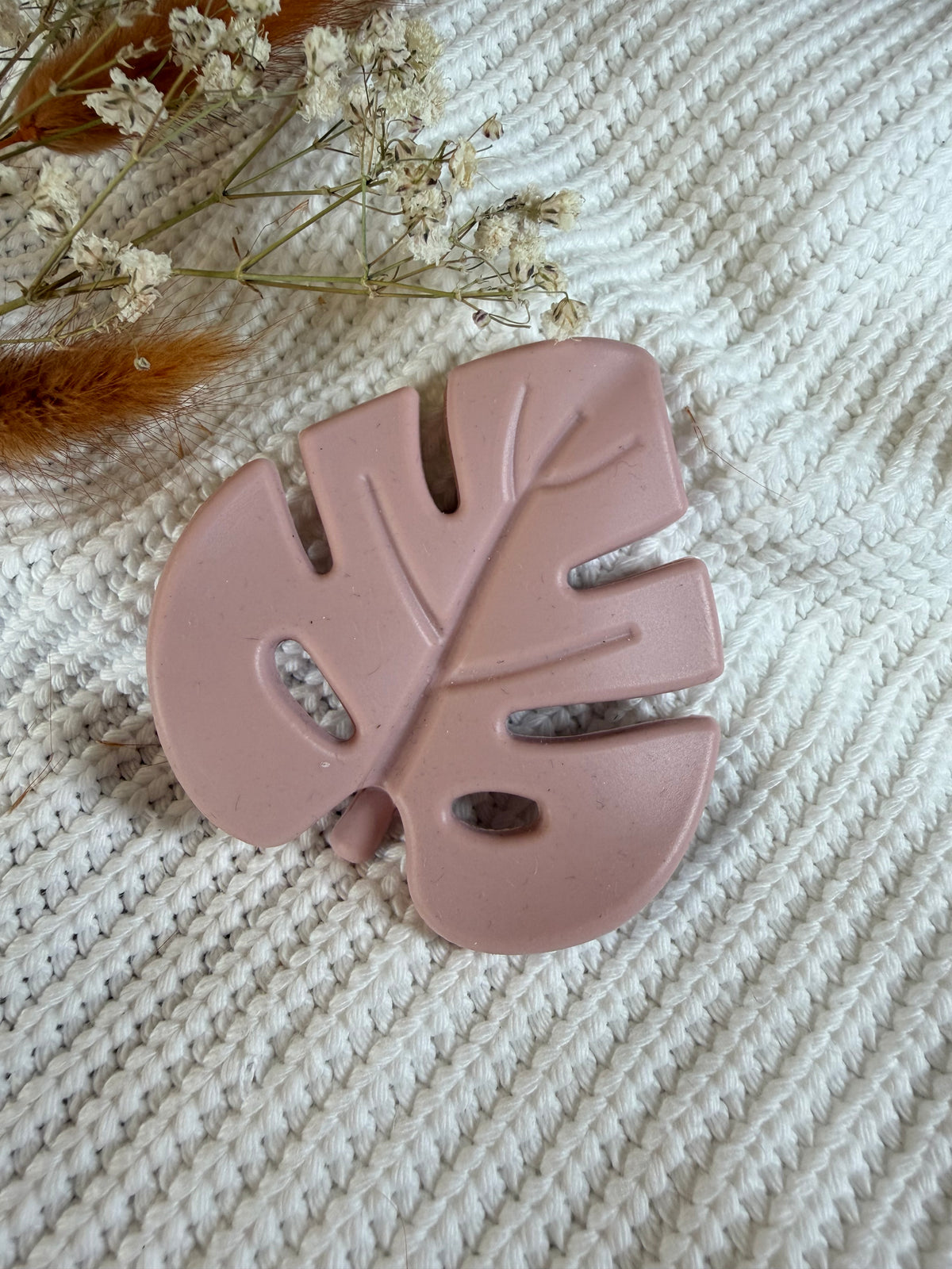 Jouet de dentition feuille rose poudré en silicone