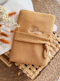 Protège-carnet de santé en double gaze de coton personnalisable avec prénom brodé