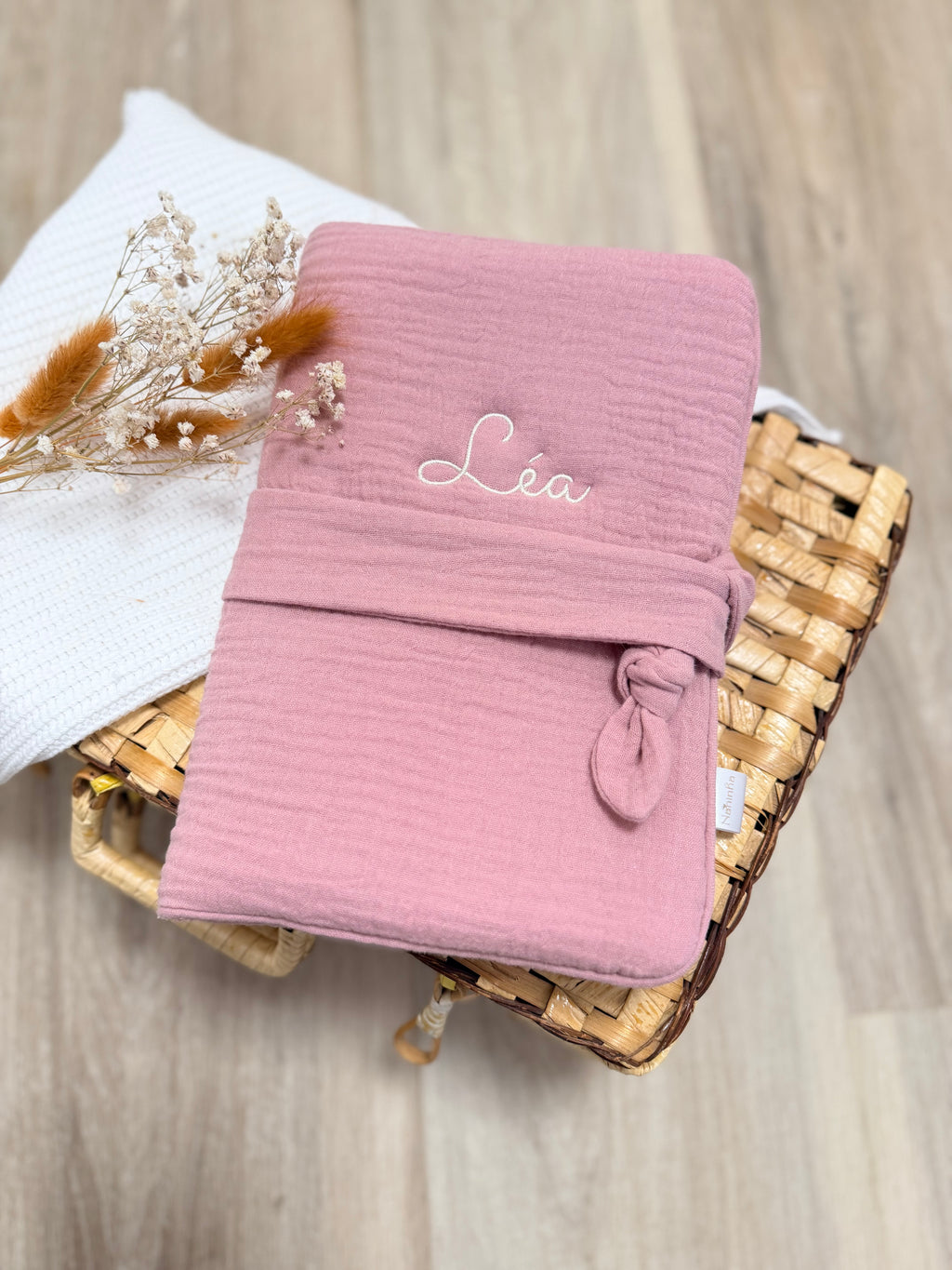 Protège-carnet de santé en double gaze de coton personnalisable avec prénom brodé