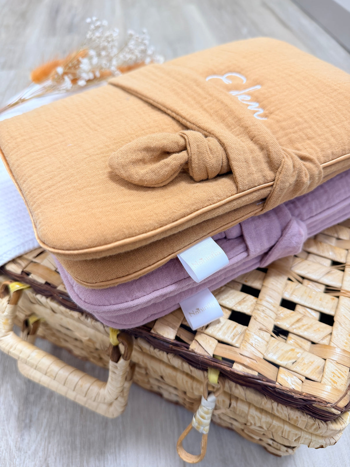 Protège-carnet de santé en double gaze de coton personnalisable avec prénom brodé