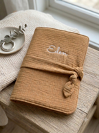 Protège-carnet de santé en double gaze de coton personnalisable avec prénom brodé