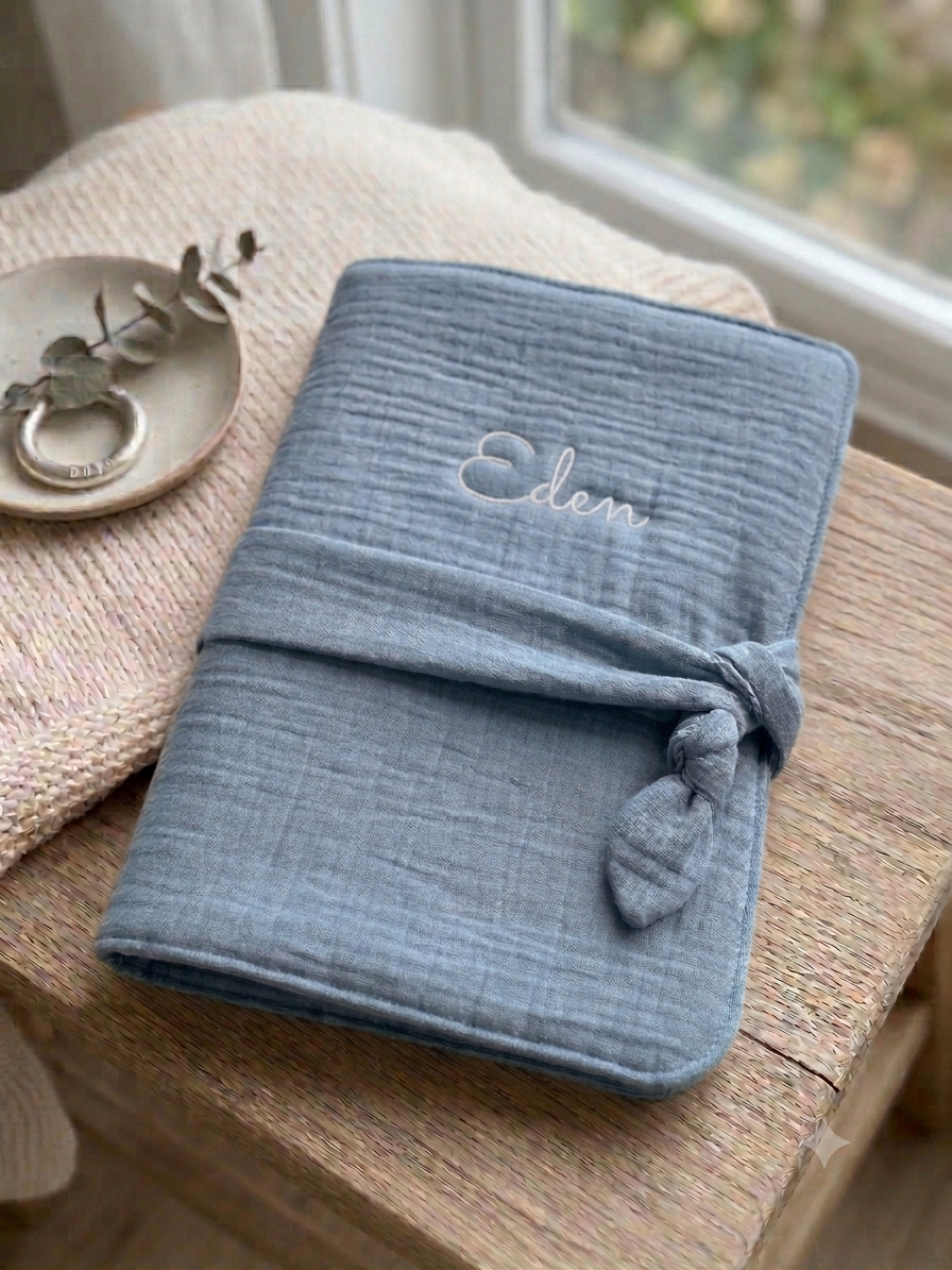 Protège-carnet de santé en double gaze de coton personnalisable avec prénom brodé