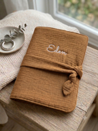 Protège-carnet de santé en double gaze de coton personnalisable avec prénom brodé