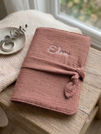Protège-carnet de santé en double gaze de coton personnalisable avec prénom brodé